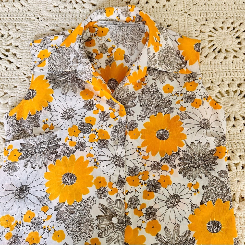 SOLD. Vintage 60s Homemade Sleeveless Button-Up Blouse Collar Gold Floral Medium - Picture 2 of 9